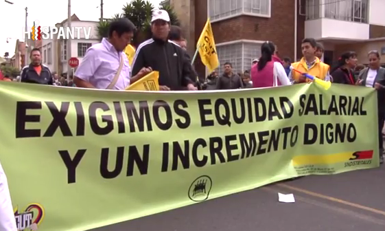 Los maestros reclaman por el aumento de la privatización de los colegios públicos en Bogotá.