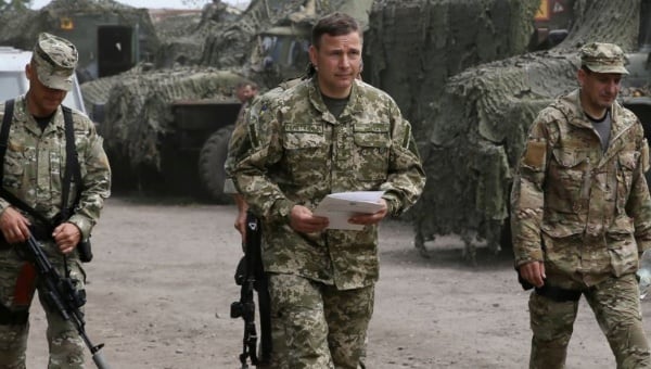El ministro de defensa ucraniano ha dicho que su país acusa a Rusia de desplegar tropas en el este de Ucrania, lo que Moscú desmiente
