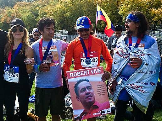 En la actividad de refrescamiento al finalizar el maratón con el poster de Robert Serra