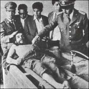 El cadaver del Che en la Higuera rodeado de militares, murió luchando por la liberación de los pueblos.