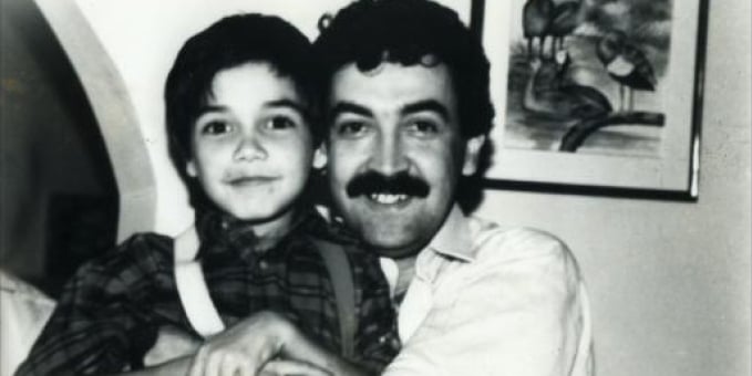 Bernardo Jarmillo Ossa, abrazando a su hijo Bernardo Jaramillo Zapata en la navidad de 1989 la última que pasaron juntos