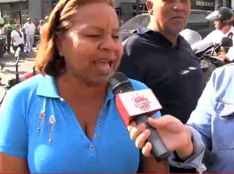 Justicia, justicia, justicia es lo que pide el pueblo venezolano…nosotros lo que queremos es justicia, dijo esta señora en la despedida de Robert Serra