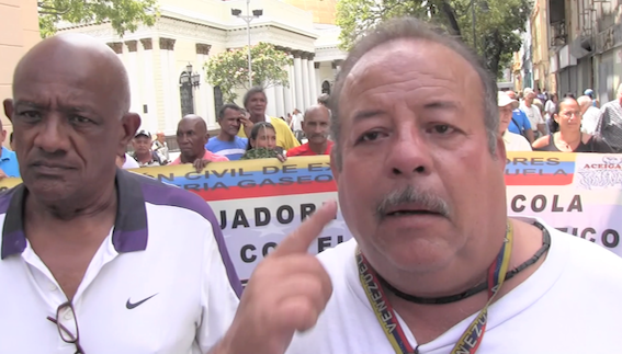 Ex-trabajadores de Coca Cola reclaman sus prestaciones en la esquina Caliente de la plaza Bolívar de Caracas