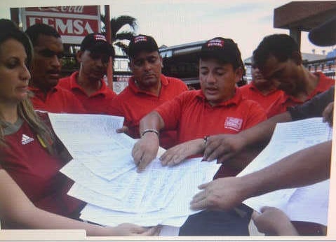 trabajadores de coca cola ofreciendo informacion sobre el caso de despidos y suspensiones