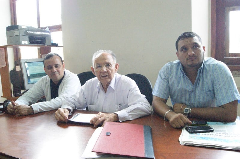 Temistocles Salazar, secretario de formación del PCV; acompañado de los dirigentes Luis Gregorio Pérez  y Jaime Otero