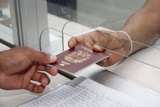 Entrega de pasaportes por parte del SAIME