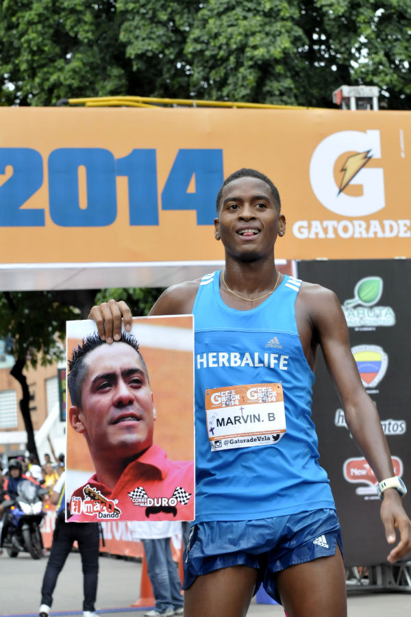 Marvin Blanco el ganador de la media maratón realizada este domingo en la Caracas