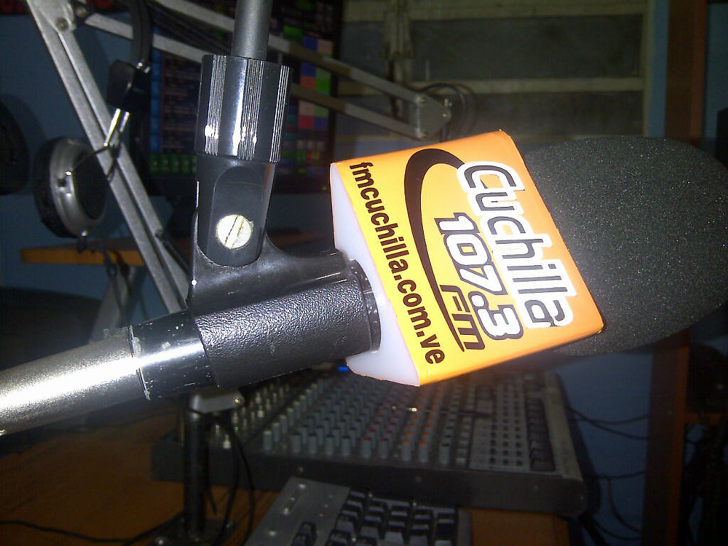 Los micrófonos de la emisora comunitaria y alternativa "Cuchilla" 107.3 FM,  desde hoy al servicio del poder popular