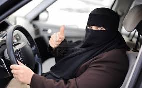 Mujer saudita desafía la prohibición de manejar vehículos