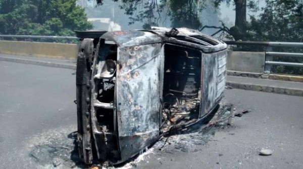 "Así quedó este carro en el puente Simón Bolívar. Los vándalos quemaron 4 vehículos y 4 motos