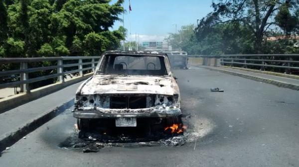 Este es otro de los vehículos quemados sobre el puente Simón Bolívar