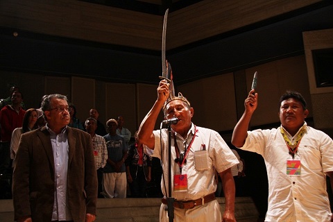 Simón Bastidas cacique Mapoyo en un evento en Caracas