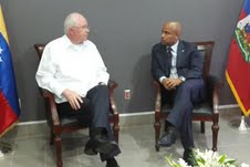El Canciller venezolano, Rafael Ramírez con con el primer ministro de Haití, Laurent Lamothe