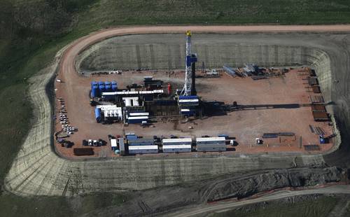 Vista aérea de un pozo petrolero cerca de Williston, Dakota del Norte. La decisión de la OPEP de no recortar la producción de petróleo afecta las ganancias de grandes empresas de energía en Estados Unidos y otras partes del mundo. Utilidades de Chevron, ConocoPhillips y Exxon Mobil han disminuido más de 4 por ciento, en tanto que la británica BP reporta una baja de 6 por ciento