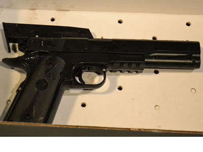 La pistola de juguete difundida por el reportero local Cory Shaffer