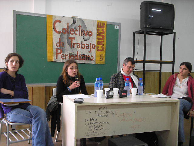 Aporrea, con Gonzalo Gómez, compartió charla sobre la comunicación popular con Natalia Vineli en la Universidad de Buenos Aires, Argentina, en agosto de 2006.