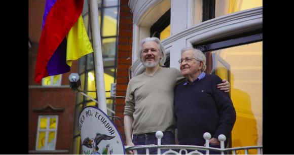Assange y Chomsky