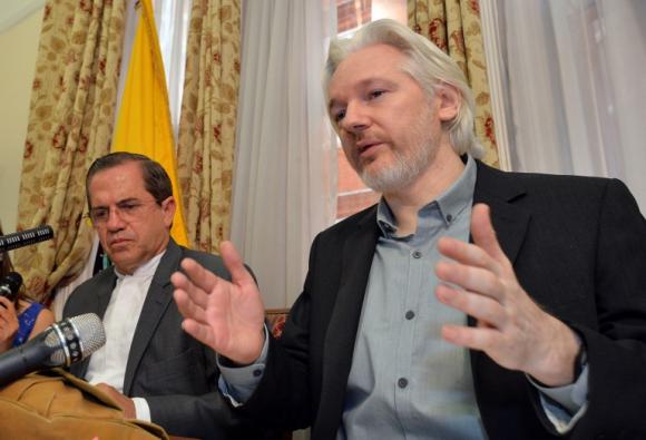 Canciller Patiño, de Ecuador, y Julian Assange