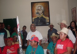 Campesinos protestan frente al MPPAT en Maracay
