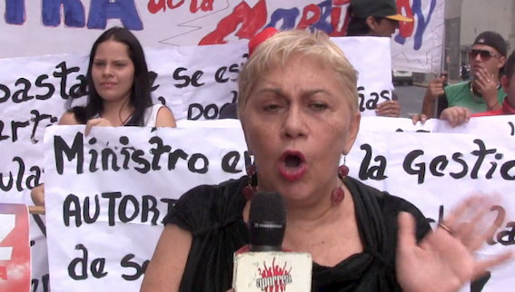 Fresia Ipinza de Aipo apoyando a los estudiantes de la Universidad Rafael María Baralt cuando protestaban en Caracas