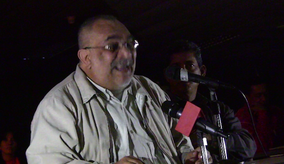 Freddy Gutiérrez durante su presentación en medio de la falla de luz en Seminario Nacional de Marea Socialista en Parque Central