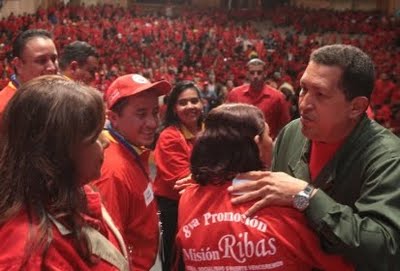El comandante Chávez con egresados de la Misión Ribas