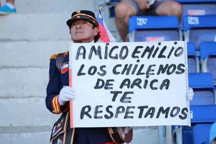 Pese a la agresión por parte de hinchas, otros chilenos presentes en el partido mostraron su respaldo y respeto al venezolano.