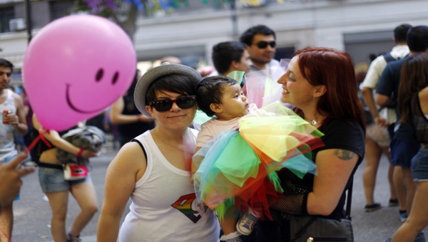 Los manifestantes exigieron igualdad social para los padres homosexuales con hijos