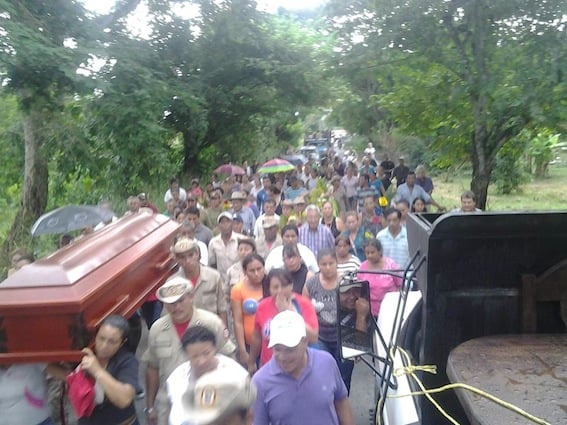 El pueblo entierra a uno de los suyos en Barinas