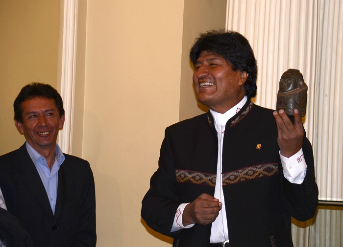 Evo Morales muestra el Ekeko sustraído hace 156 años