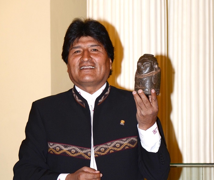 Evo Morales muestra el Ekeko sustraído hace 156 años