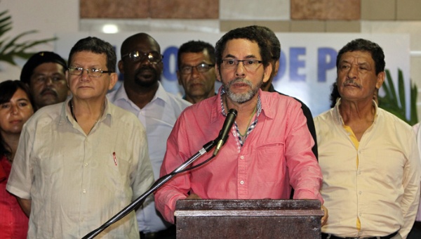El comandante de las FARC, Pastor Alape, al centro