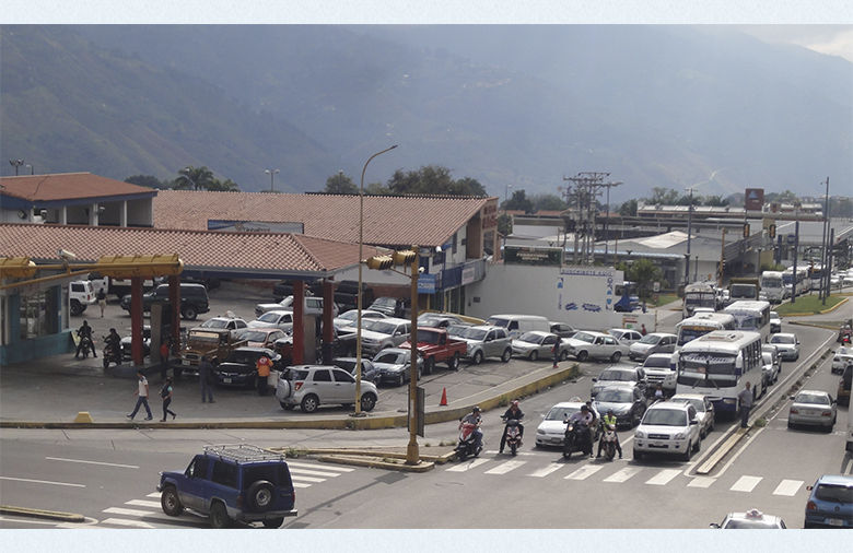 Espectacular fila de autos que intentan ingresar a la estación de servicio Pie del Llano, av. Andrés Bello. Mérida