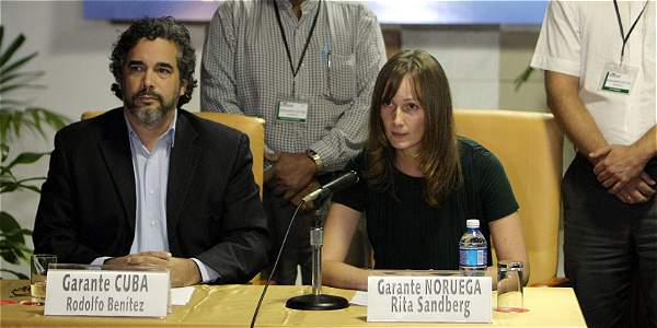 Rita Sandberg, garante de Noruega, y Rodolfo Benítez, representante de Cuba