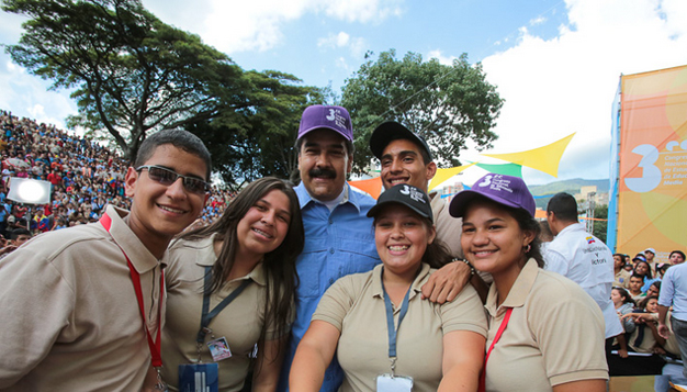 El presidente Maduro junto a la Federación de Estudiantes de Educación Media.