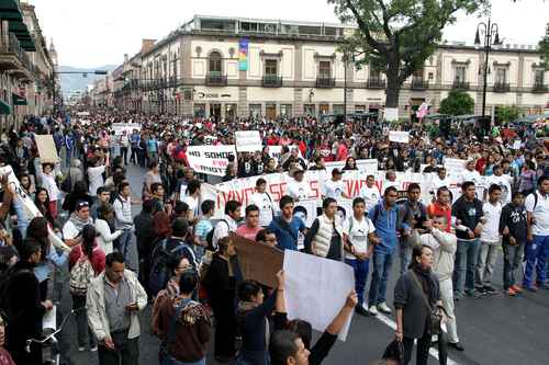 Familiares de normalistas desaparecidos marcharon ayer en Morelia, Michoacán