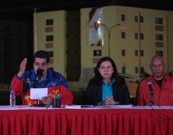 Ministra Melendez en juramentación con el presidente Maduro