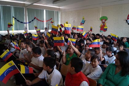 Niñas y niños del 4to y 5to grado de la escuela "República de Venezuela".