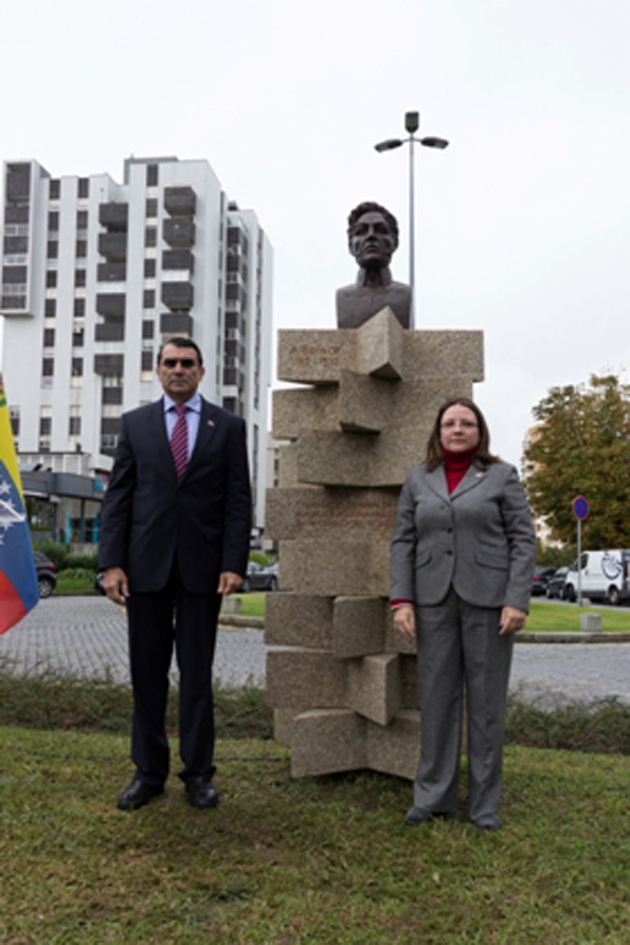 El embajador Lucas Rincón Romero y la cónsul general de primera, Yadira Russián