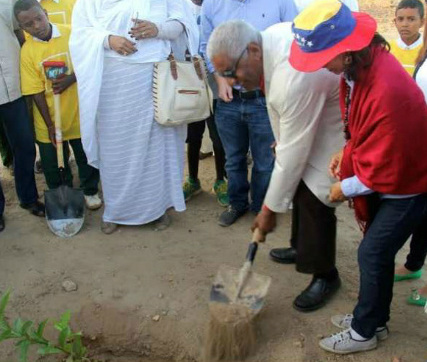 Embajador Márquez en la siembra del árbol en Sudán