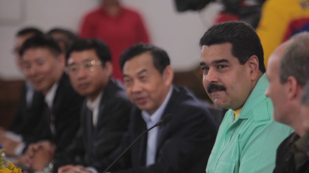 El presidente Maduro con la comisión de China