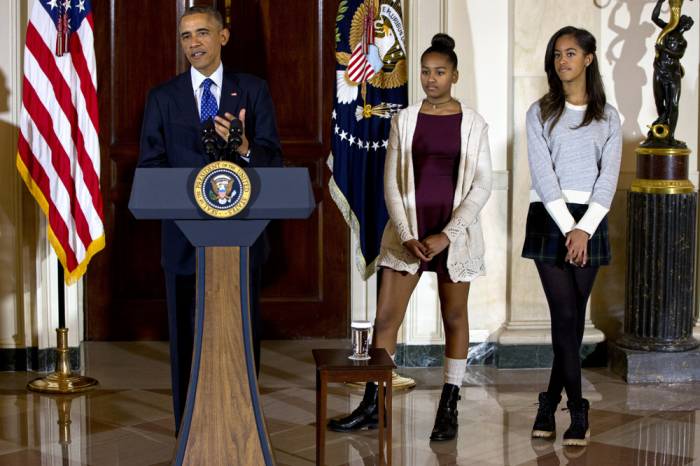 Obama y sus hijas durante la ceremonia tradicional de perdonar un pavo por el día de Acción de Gracias