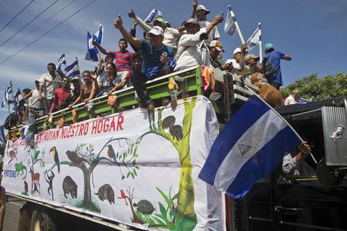 Campesinos gritan consignas contra la construcción del canal interoceánico camino a una protesta que se realizó el pasado miércoles 10 en Managua