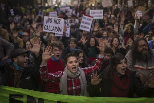 Los manifestantes tildaron la nueva norma de seguridad ciudadana de franquista y totalitaria