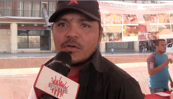 Daniel Díaz vino con un grupo de comuneros y comuneras del estado Bolivar a participar en la Feria de las Comunas en la Plaza Caracas