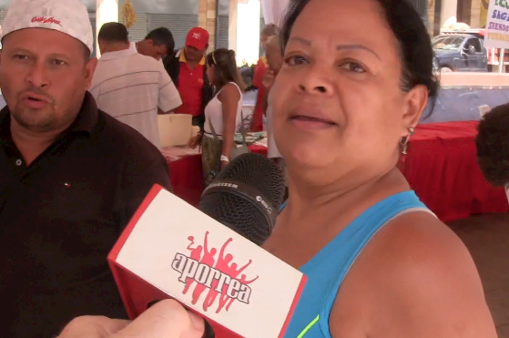 Esta señora se transformó en una entrevistadora espontánea de Aporrea, precisando a los comuneros que vinieron de Barinas, en la Feria de las Comunas, en la Plaza Caracas. agregó: ``Me voy a comprar una cachama para darme el gusto´´