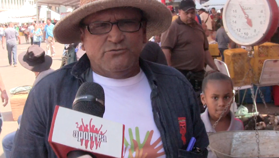 ``Estamos abaratando el costo de la vida´´, expresó con entusiasmo, Alí González, de la Comuna Parapana Socialista del estado Bolívar, en la Feria de las Comunas en la Plaza Caracas.