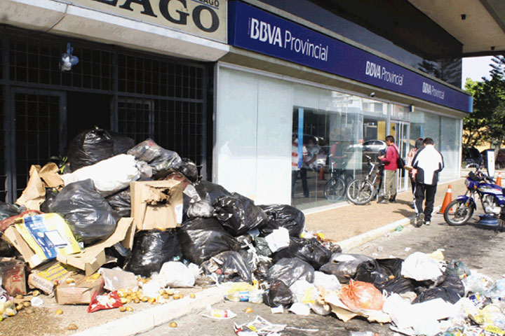 “No es justo que la ciudad esté atravesando por un serio problema con la basura y esos camiones estén retenidos en Polimaracaibo”