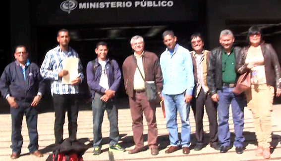 Miembros de Marea Socialista y del Frente nacional Bolivariano Chávez Vive acompañan a los luchadores populares barineses a la presentación de sus denuncias.