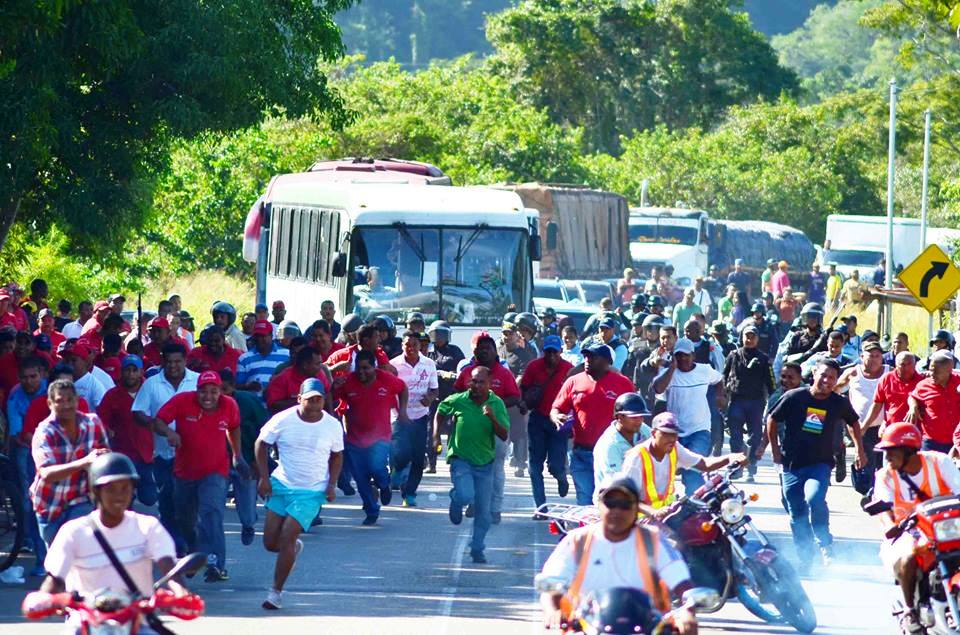 Trabajadores corren para escapar de los gases y perdigones, repelidos por la policía del Estado Sucre
